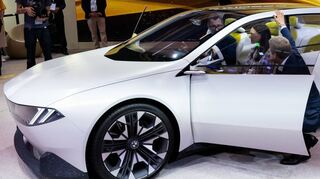 Natalie Portman, Schauspielerin, und Oliver Zipse (r.), Vorstandsvorsitzender der BMW AG, schauen sich während der Automobil-Ausstellung IAA Mobility am Stand von BMW die Studie „Neue Klasse“ an.