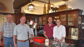 Die Brauerei-Eigentümer-Familie, vertreten durch Seniorchef Klaus Wunderlich (links) und Geschäftsführer Christian Wunderlich (daneben), trennt sich nur höchst ungern von Chefköchin Kerstin Spiegler und ihrem Mann Sebastian Vetter. Beide betrieben die Herbsthäuser Brauerei-Gaststätte seit 2011 mit großem Erfolg. Jetzt wird ein Nachfolger dringend gesucht.