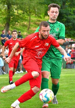 Nach dem 1:3 gegen den 1. FC Umpfertal droht der SpG Schwabhausen/Windischbuch (hier in Rot) gegen den TSV Assamstadt ein erneuter Rückschlag.