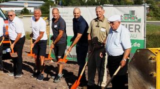 Symbolischer Spatenstich für das neue Logistikzentrum der Rüdinger Spedition GmbH in Bad Mergentheim unter anderem durch Geschäftsführerin Anja Rüdinger, Oberbürgermeister Udo Glatthaar und Geschäftsführer Roland Rüdinger ((Sechste bis Achter von links) sowie Seniorchef Helmut Rüdinger (rechts).