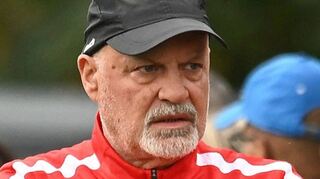 Im Trainerstab (hier Coach Peter Hogen) rätselt man, wie man die Gommersdorfer Abschlussschwäche in den Griff bekommen kann.