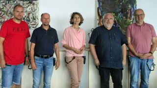 Verabschiedung an der Justizvollzugsanstalt Adelsheim mit (von links): Personalratsmitglied Sebastian Fuchs, dem geschäftsführenden Sozialarbeiter Torsten Slomka, Anstaltsleiterin Katja Fritsche, Uli Waschek und Verwaltungsleiter Klaus Brauch-Dylla.