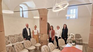 Im Hardheimer Marstallgebäude gibt es ein neues Trauzimmer. Bürgermeister Stefan Grimm und das Team des Standesamtes