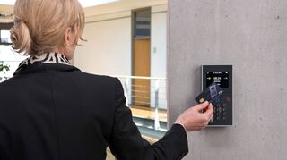 Bei klassischer Bürotätigkeit beginnt die Arbeitszeit, wenn die Mitarbeiterin oder der Mitarbeiter am Schreibtisch sitzt.