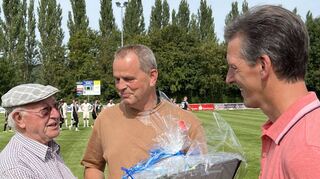 FVL-Vorstandsmitglied und Hauptkassier Jochen Schildger (rechts) ehrt Ralf Kuhn (Mitte) vor dem Punktspiel gegen Türkspor Mosbach für seinen lebensrettenden Einsatz mit einem Präsentkorb. Ottmar Riedel (links) dankt seinem Lebensretter und freut sich über eine Jahresfreikarte für alle Heimspiele des FV Lauda.