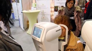 Bei einer Besucherin wird auf diesem Beispielbild einer Gesundheitsmesse mit Hilfe des Autorefraktors die Sehschärfe bestimmt. Eine Vielzahl an Ausstellern informiert am Wochenende, 14. und 15. Oktober, in Bad Mergentheim bei der „FN Vital Messe“ im Kursaal über Prävention, Behandlung und Nachsorge im Gesundheitsbereich und gibt Informationen über gesunde Ernährung und vieles andere mehr. Fachvorträge sind ebenfalls geplant.