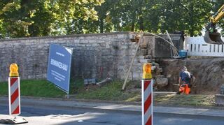 15 Monate klaffte ein Loch in der Friedhofsmauer. Provisorisch wurde es verdeckt. Jetzt wird es endlich gestopft.