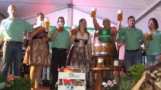 Auf den Großen Markt angestoßen wurde auch nach dem offiziellen Bieranstich.