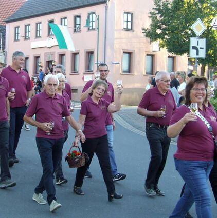 Mit einem gelungenen Festzug durch die Stadt zum Festzelt begann am Donnerstagabend der Külsheimer Große Markt. Dabei herrschte bei den 27 mitwirkenden Gruppen und Vereinen ausgezeichnete Stimmung.