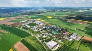 Blick auf den Industriepark ob der Tauber in Grünsfeld: Die Flächendatenbank Main-Tauber bietet Investoren ein umfassendes Angebot an verfügbaren Gewerbe- und Immobilienflächen sowie Bestandsobjekten im Landkreis.