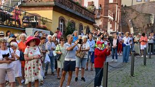 Zahlreiche Schaulustige vor der Kirche,