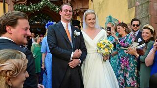Frisch vermählt: Louis Erbprinz zu Löwenstein-Wertheim-Freudenberg und seine Ehefrau Helene nach der Trauung vor der Wertheimer Stiftskirche.