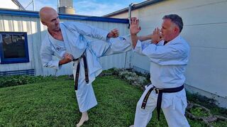 Wolfgang Ikas (links) und Thomas Hügen, beide 5. Dan, in Aktion. Die Karate-„Methusaleme“ sind auch im „gesetzteren“ Alter noch rege aktiv – und starten am 21. September beim TV Bad Mergentheim einen neuen Anfängerkurs.