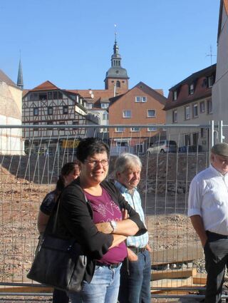 Auf dem ehemaligen Kino-Areal geht es voran (Bild rechts). Die Altgebäude sind abgerissen. Hollerbach-Bau kann mit dem Neubau beginnen.