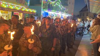 Der Fackelzug der Reservisten zum Festzelt ist seit mehr als 20 Jahren Tradition auf dem Schützenmarkt.