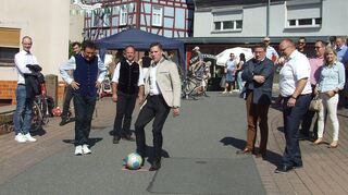 Bei seinem Besuch des Großen Markts in Külsheim hatten Manuel Hagel, CDU-Fraktionsvorsitzender des Landtags von Baden-Württemberg (Mitte), Bürgermeister Thomas Schreglmann (vorne, rechts) und ihre Begleiter am Sonntag sichtlich Spaß bei den Aktionen in der erweiterten Fußgängerzone.