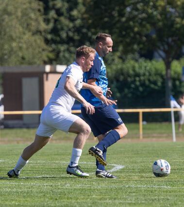 Nach dem 1:2-Anschlusstreffer durfte Roy Ruffini (r.) mit dem FV Biblis auf einen Punktgewinn im Derby hoffen. Mit dem Treffer zum 3:1 für Bürstadt sorgte Mirco Wegerle (l.) aber für die Vorentscheidung.