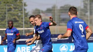 Der FSV Hollenbachj (in Blau) war wieder im Vorrwärtsgang unterwegs und hätte bei besserer Chancenverwertung auch deutlicher gewinnen können.