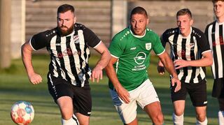 Muhammed Hammoud (grünes Trikot) schoss beim 5:0-Auswärtssieg des TSV Buchen beim Derby in Götzingen ein Tor.
