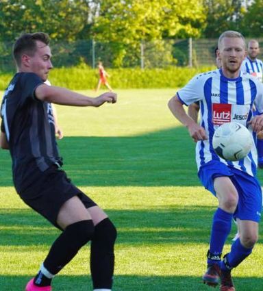 Ihren ersten Saisonsieg feierten die Kickers DHK Wertheim (blau-weiß gestreiftes Trikot)..