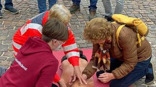 Einfach kommen und ausprobieren: Berührungsängste der Bevölkerung als erstem Glied der Rettungskette zu verringern, das ist das Ziel des Aktionstags.