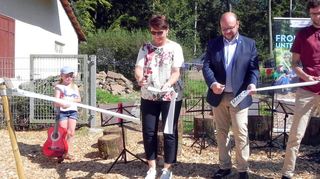 Dr. Susanne Pacher, Bürgermeister Meikel Dörr und Kindergartenleiter Jeremias Kern (von links) durchschnitten das Eröffnungsband.