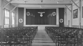 Wo befand sich dieser Saal – oder gibt es ihn vielleicht heute noch? Hinweise zu dieser Aufnahme aus der Fotosammlung Wehnert erhofften sich die Beschäftigten des Archivs in Bronnbach. Heute ist sicher: Es handelt sich um den ehemaligen Luisensaal.