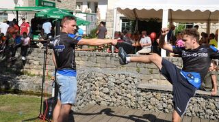 Spektakuläre Kampfeinlagen zeigten die „Alpha Fighters“ auf der Aktionsbühne beim Gewerbetag in Grünsfeld und setzten so einen gelungenen Kontrapunkt zu den Infos an den Ständen.