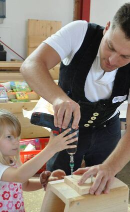 Bei Holzbau Panter durften schon die Jüngsten Hand anlegen