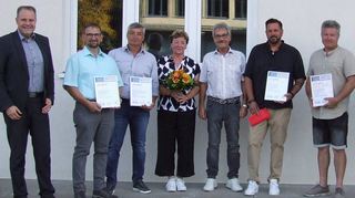 Ehrungen bei der Elan Müssig GmbH: Das Bild zeigt (von links) Wolfgang Beier von den Stadtwerken Wertheim, Ruthard Spengler, Andreas Reifschneider, Gerda und Berthold Müssig, Andreas Lurker, Valerij Reifschneider, Holger Weis und Ralf Schnörr, Hauptgeschäftsführer der Handwerkskammer Heilbronn-Franken.