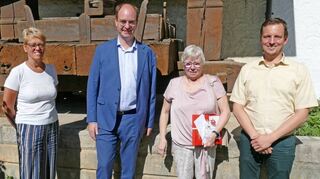 Elke Rappert (Zweite von rechts) wurde von Bürgermeister Dr. Lukas Braun (Zweiter von links) im Beisein von Fachbereichsleiterin Sabine Baumeister und Martin Bethäuser in den Ruhestand verabschiedet .