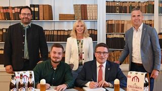 Den Kooperationsvertrag zwischen der Distelhäuser Brauerei und dem Kloster Bronnbach unterzeichneten der geschäftsführende Gesellschafter Moritz Bauer (vordere Reihe, links) und Landrat Christoph Schauder (vordere Reihe, rechts). Über die Kooperation freuen sich mit ihnen (hintere Reihe, von links) Geschäftsführer Christoph Ebers, Dezernentin Ursula Mühleck und Amtsleiter Frank Mittnacht.