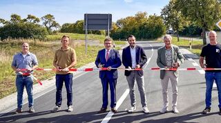 Die Deckensanierung an der Kreisstraße 2882 ist abgeschlossen. Von der gelungenen Maßnahme überzeugten sich (von links) Michael Suppinger (Straßenbauamt Main-Tauber-Kreis), Christian Meißner (stellvertretender Leiter des Straßenbauamts), Landrat Christoph Schauder, Bürgermeister Johannes Leibold (Gemeinde Großrinderfeld), Dezernent Werner Rüger sowie Simon Göpfert (Bauleiter Firma Konrad Bau).