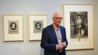 Kurator Thomas Köllhofer vor Radierungen im Raum „Herrscherbildnisse“. Sein Konzept für die neue Schau ist eine Besonderheit.