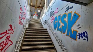 Beiderseits sind die Aufgänge zu den Bahnsteigen mit Graffiti regelrecht verunstaltet worden.
