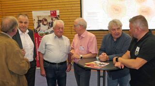 Bei der Bürgerversammlung in Höhefeld suchten Interessierte auch das Gespräch mit Thomas Beier (Stadtwerke Wertheim, Zweiter von links), Dr. Christoph Ewen (Forum Energiedialog, Mitte), Stadtbaumeister Armin Dattler (Zweiter von rechts) und Ortsvorsteher Christian Stemmler (rechts).