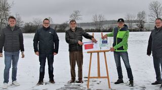 Das Archivbild vom Dezember 2021 zeigt Wolfgang Lachermund-Schneider (Dritter von links) bei einer großen Spendenübergabe in Eubigheim.
