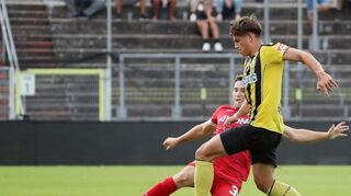 Kickers-Neuzugang Tim Kraus (bei der Grätsche) hat im Pokalspiel Pluspunkte gesammelt und ist für die Bamberg-Negegnung näher an die Startelf gerückt.