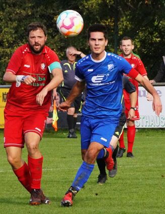 Kevin Traut (r.) will sich im Spitzenspiel beim 1. FC Umpfertal durchsetzen und mit dem VfB Reicholzheim die Tabellenführung der Kreisliga verteidigen.