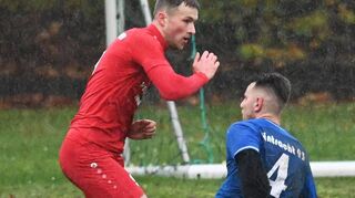 Wer steht am Samstag nach dem Derby zwischen Walldürn und Altheim im Regen? Hier ein Zweikampf aus der Partie der Vorsaison zwischen dem Altheimer Elias Weber (in Rot) gegen den Walldürner Marius Paffen.