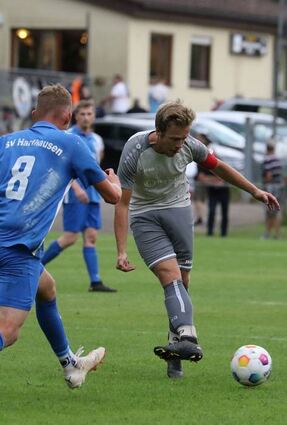 Apfelbach/H. (grau) und Harthausen lieferten sich im Achtelfinale am Mittwoch einen packenden Derby-Pokal-Fight.