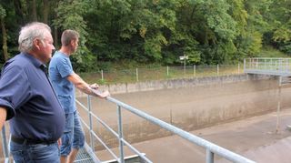 Technischer Dezernent Hubert Kieser (vorn) und Abwassermeister Marc Müller am Becken der alten Kläranlage. Dieses dient als Regenüberlaufbecken. Es fasst rund 3700 Kubikmeter und damit 3,7 Millionen Liter Wasser.
