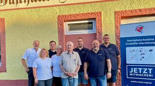 Patient und Ersthelfer beim Treffen am Notfallort (von links): Dr. Harald Genzwürker, Denise, Rouven und Tanja Bechtold, Pius Gremminger, Marko Schwing, Rainer Mackert und Jürgen Mülller.