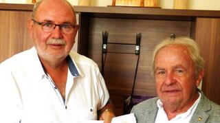 Partnerschaft bekräftigt: Im Auftrag des Weikersheimer Bürgermeisters Nick Schuppert übergab Landrat a.D. Georg Denzer im Rathaus in Dunaföldvar eine Urkunde an Bürgermeister Zsolt Horvath, mit der die Weikersheimer die vor 30 Jahren geschlossene Partnerschaft mit der Stadt an der Donau bekräftigen (linkes Bild). In der Külsheimer Partnerstadt Pecsvarad wurde Georg Denzer (links) vom Vorsitzenden der ungarndeutschen Minderheitenselbstverwaltung, Mihaly Baumann (rechts), und Museumsführerin Bernadett Gaszne-Bosz zu einer Besichtigung der Burganlage eingeladen.