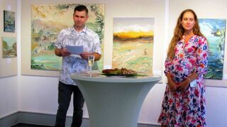 Vorsitzender Anatolij Schelhorn führte bei der Vernissage in die Ausstellung mit Werken von Isabell Güney ein.