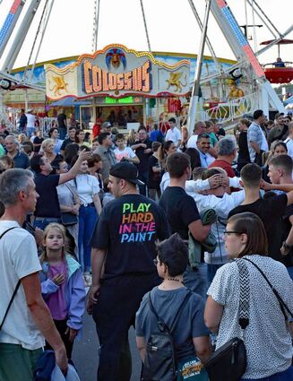 Menschenmassen auf dem Festplatz