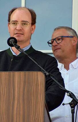 Bürgermeister Dr. Lukas Braun verliest traditionell die Markturkunde.