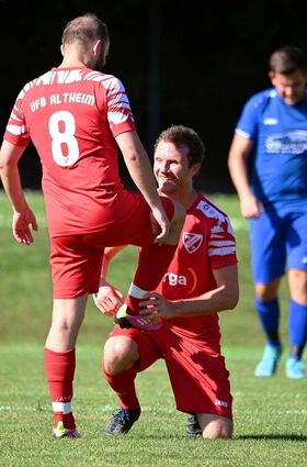 Sauber gemacht: Altheim dominierte das Derby in Walldürn. Hier gratuliert Oliver Fitterling dem 1:0-Torschütze Liridon Thaqi auf eine besondere Weise.