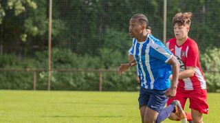 Lampertheims David Gerber (rechts) hat das Nachsehen gegen Leon Daffe, Groß-Rohrheims Torschützen zum 1:0.