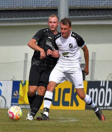 Zum zweiten Mal in Folge unterlage der 1. FC Umpfertal II mit 0:3 – diesmal gegen Großrinderfeld (weiße Trikots).